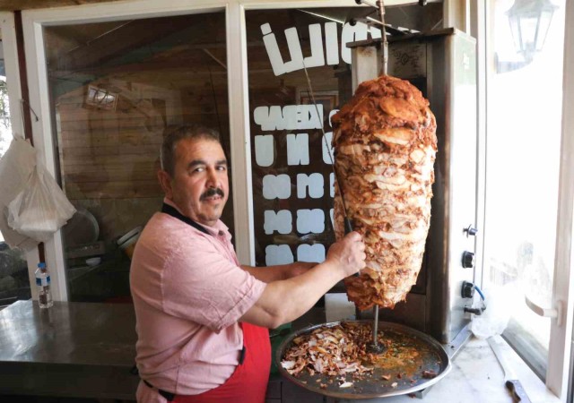 Lokantası yıkıldı, konteyner çarşıda dönerci oldu