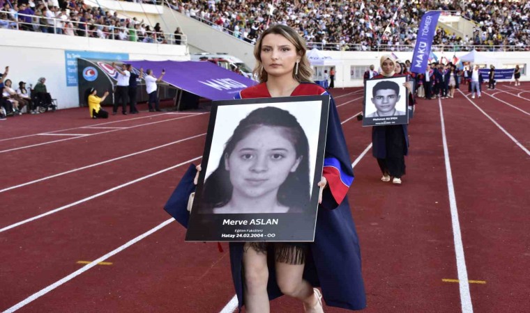 MAKÜ mezuniyet töreninde depremde hayatını kaybeden öğrenciler unutulmadı