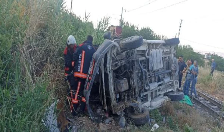 Malatya’da yolcu treni hemzemin geçitte minibüse çarptı: 2 yaralı