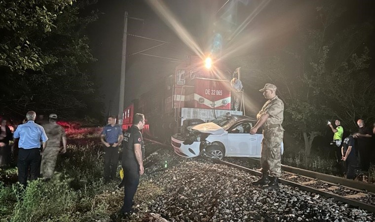 Malatyada yolcu treni hemzemin geçitte otomobile çarptı: 1 ölü