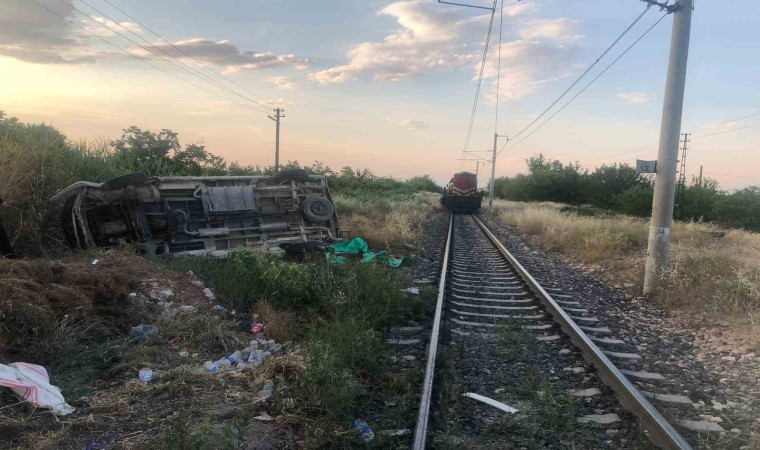 Malatyada yük treni ile minibüs çarpıştı: 2 yaralı