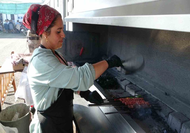 Malatyanın tek kadın kebap ustası konteynerde ekmek mücadelesini sürdürüyor