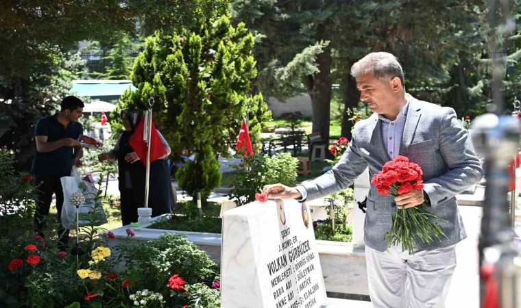 Mamak Belediye Başkanı Köse, Cebeci Askeri Şehitliğini ziyaret etti