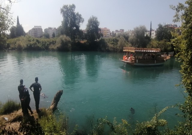 Manavgat Irmağında sürüklenen kadın cesedi ekipleri harekete geçirdi