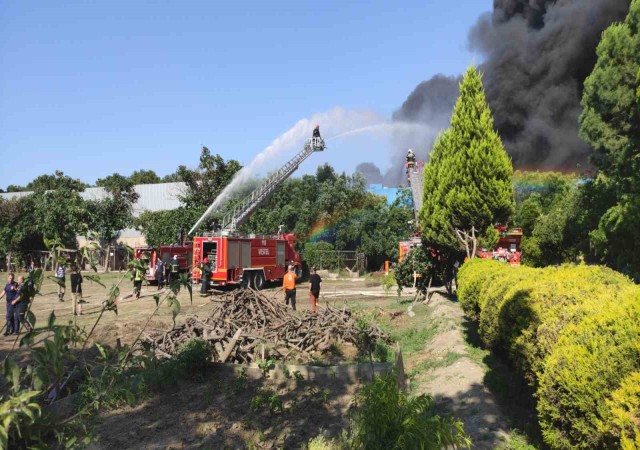 Manisa Valisi Karadeniz: Yangının diğer fabrikalara sıçramaması için çalışıyoruz