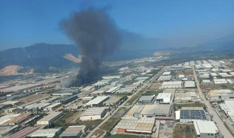 Manisa’da, geri dönüşüm tesisindeki yangın 17’nci saatinde kontrol altında (2)