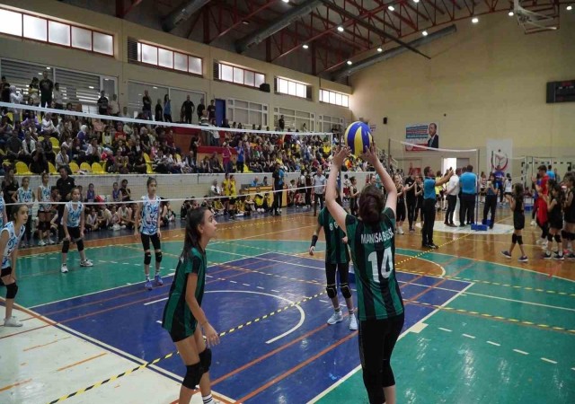 Manisada mini voleybol şenliği coşkuyla yapıldı