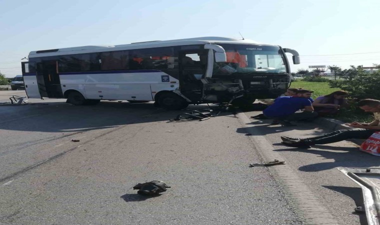 Manisada servis otobüsü traktörle çarpıştı: 1i ağır 6 yaralı