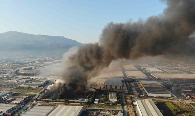 Manisadaki fabrika yangını 16 saattir devam ediyor