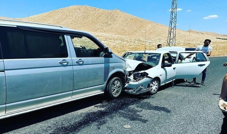 Mardinde iki araç kafa kafaya çarpıştı: 9 yaralı