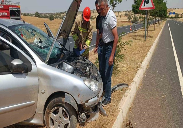 Mardinde kontrolden çıkan otomobil refüje çıktı: 2 yaralı