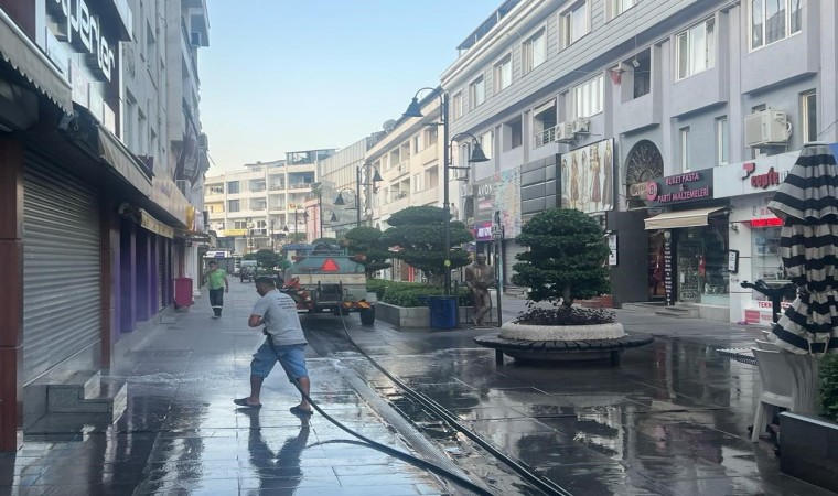 Marmariste belediye ekipleri Temiz Marmaris için yoğun mesai yaptı