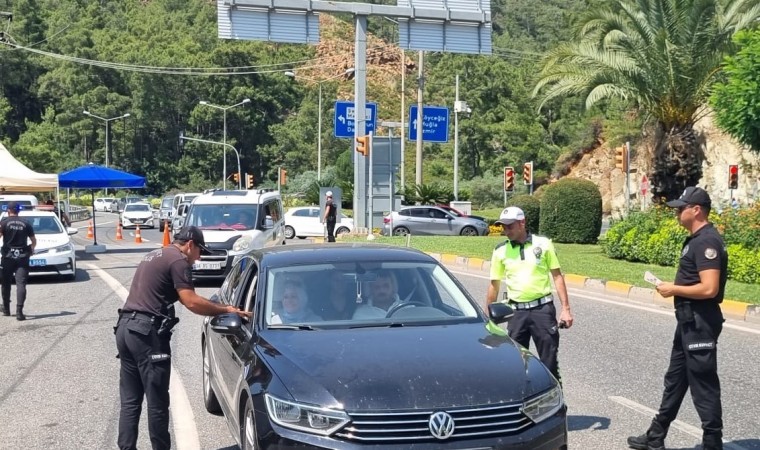 Marmariste trafik ekipleri ilçe girişinde gelen sürücülerin bayramını kutlayıp broşür dağıttı