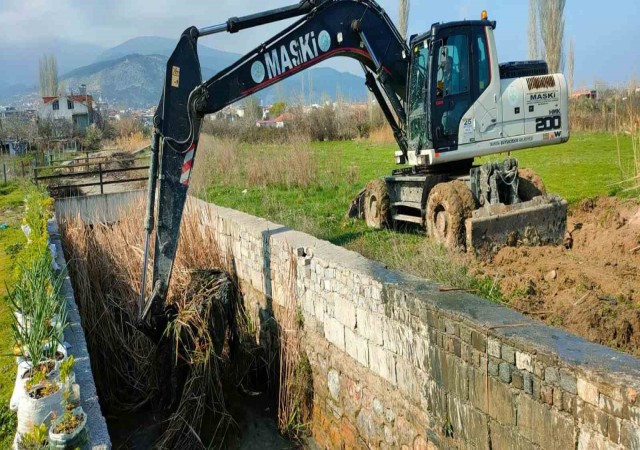 MASKİ, dere temizliklerine ara vermiyor