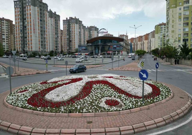 Melikgazide kavşaklar çiçeklerle süslendi