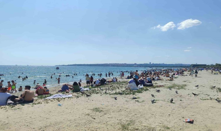 Menekşe Plajında bayram yoğunluğu