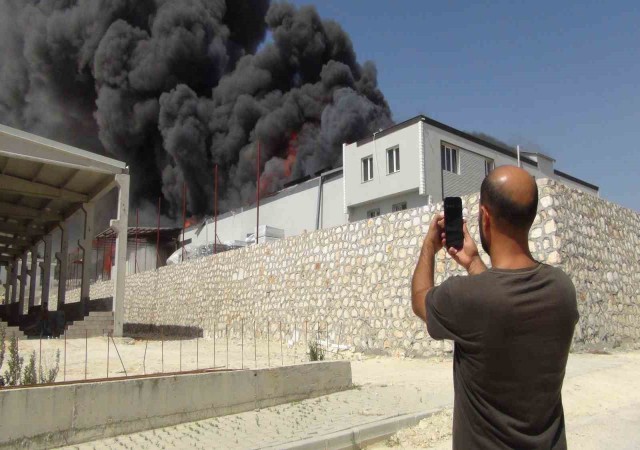 Mersin Silifke OSBde mobilya fabrikası yangını, ekipler müdahale ediyor