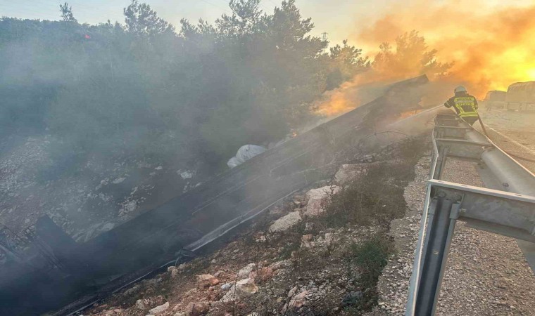 Mersinde kaza yapan tır alev alev yandı