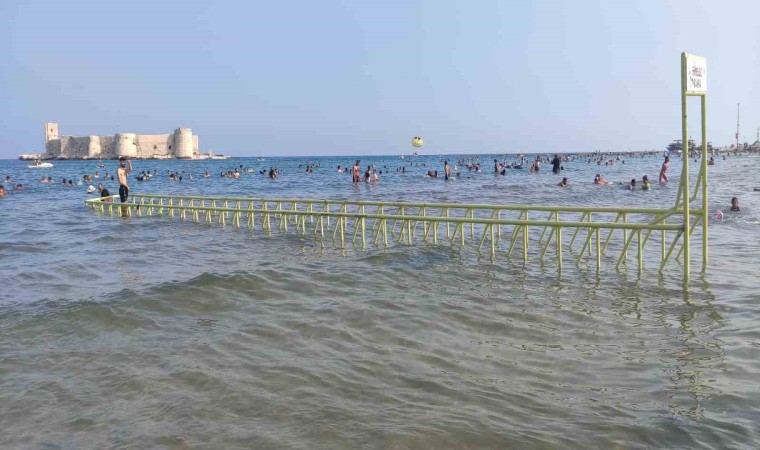 Mersinde plajlar Kurban Bayramında doldu taştı