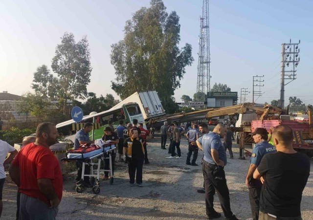 Mersinde yolcu otobüsü önce kamyona, ardından tıra çarptı: 1 ölü, 28 yaralı