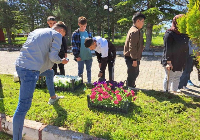 Meslek lisesi öğrencileri çiçek dikti