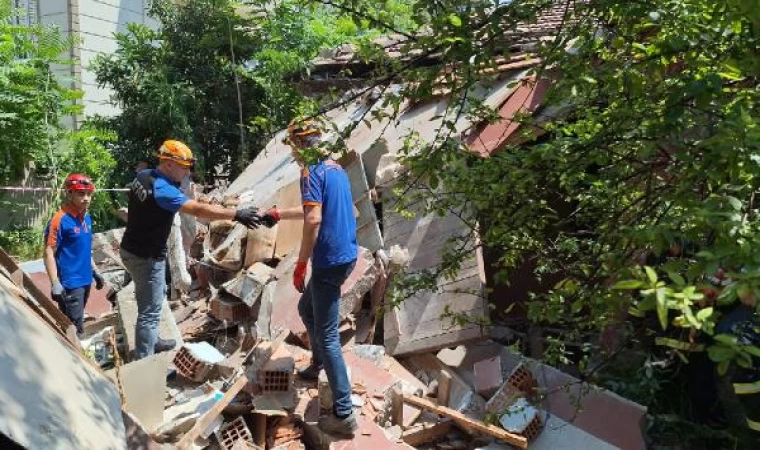 Metruk evde yıkım sırasında sundurma çöktü: 2 ölü