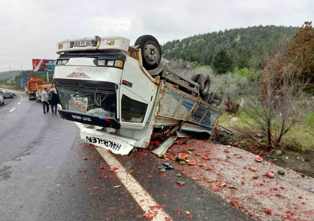 Meyve yüklü kamyon devrildi, yol karpuz tarlasına döndü