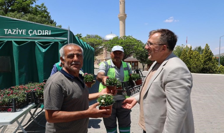 Mezar ziyaretine gelenlere karanfilli karşılama