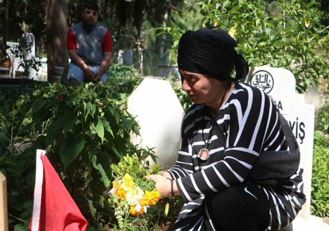 Mezarlıkta acı ziyaret: Gözü yaşlı hala, yeğeninin doğum gününü unutmadı