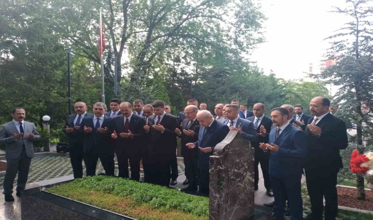 MHP lideri Bahçeli, Türkeşin kabrini ziyaret etti