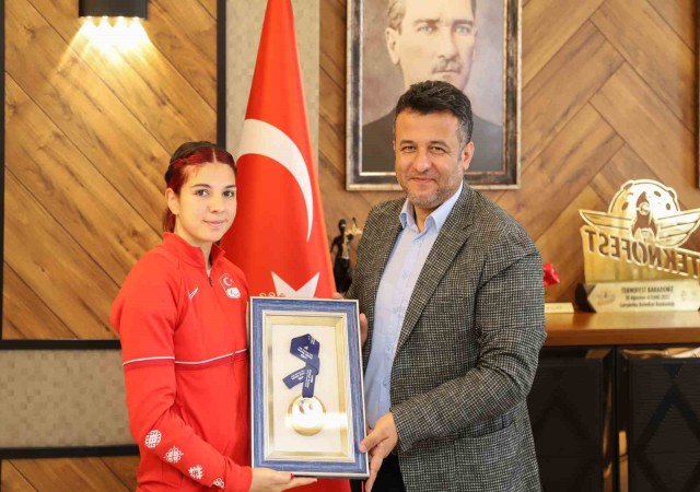 Milli sporcu Bayrak, Çarşambaya madalyayla döndü