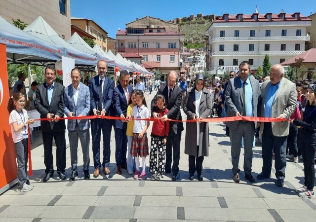 Minik ellerin elinde hayat bulan özgün tasarımlar Saray Bahçesindeki sergide yerini aldı