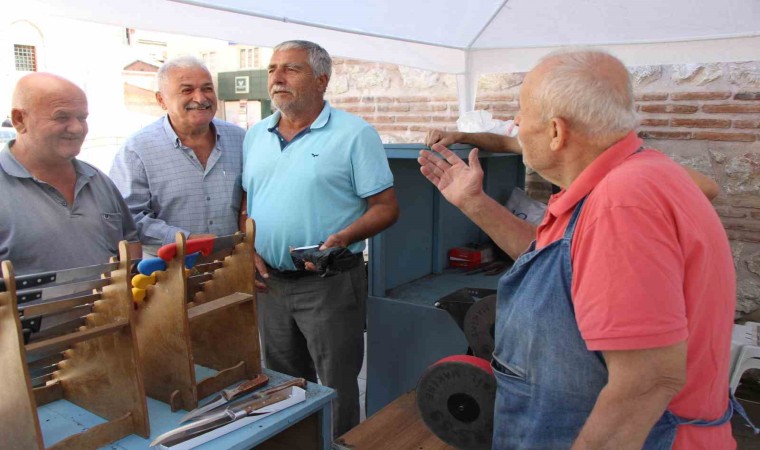 ‘Minik Kuş lakaplı bıçakçıdan müşterilerine tezgah başında konser