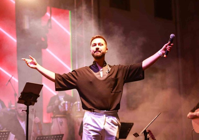 ModaFest Kenan Doğulu şarkılarıyla devam etti