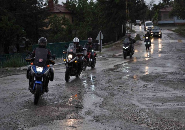 Motosiklet derneğinden köy okuluna anlamlı kitap desteği