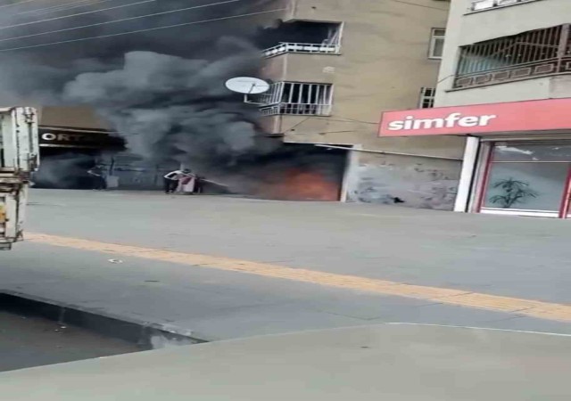 Motosiklet dükkanı cayır cayır yandı: O anlar kameraya yansıdı