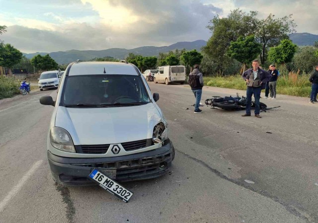 Motosiklet hafif ticari araçla çarpıştı