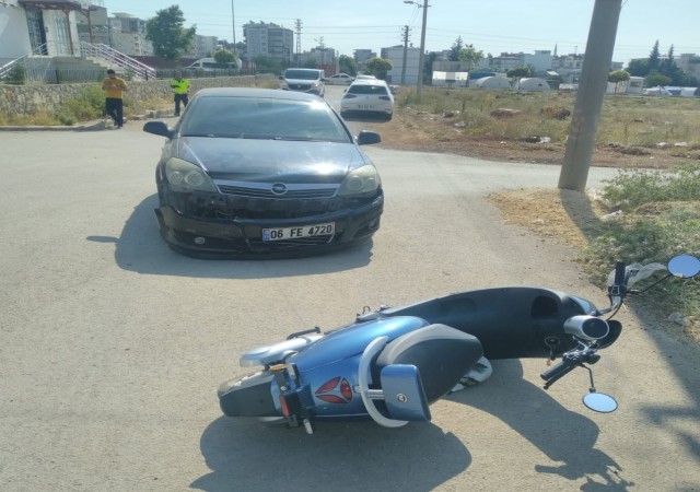 Motosiklet ile otomobil çarpıştı: 1 yaralı