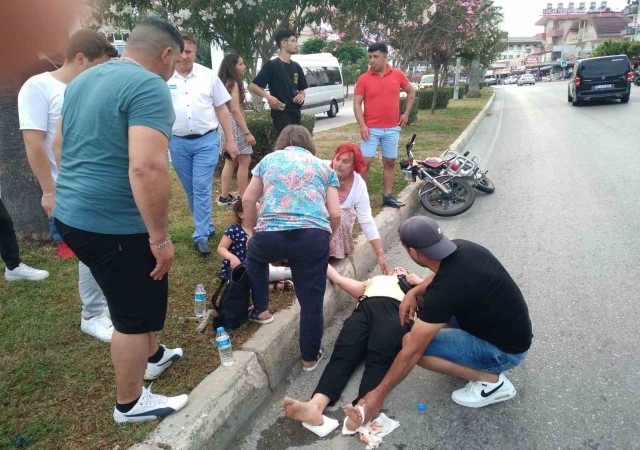 Motosiklet, yaya geçidinde turist anne ile kızına çarptı