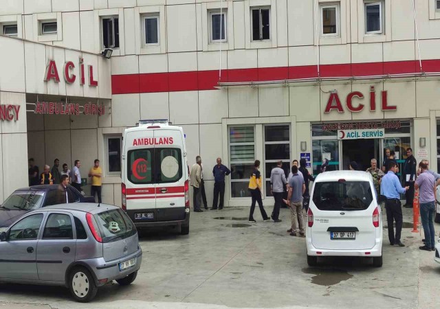 Motosiklet yolun karşısına geçmek isteyen doktora çarptı: 1i ağır 3 yaralı