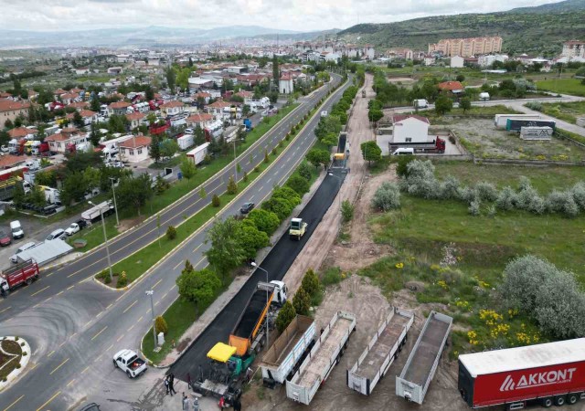 Nevşehirde sanayi servis yolunda sıcak asfalt serimi başladı