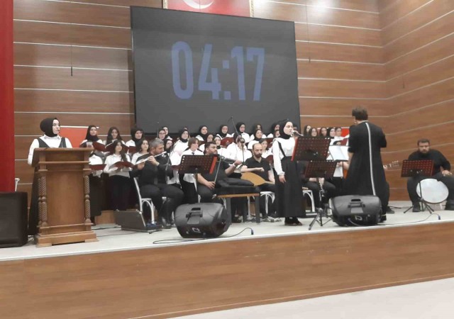 Öğrenciler yılın stresini verdikleri konserle attı