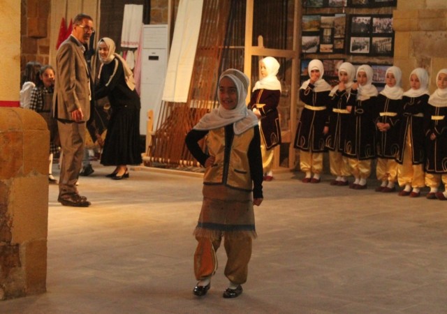 Öğrencilerin tanıtımını yaptığı ehram defilesi renkli görüntülere sahne oldu