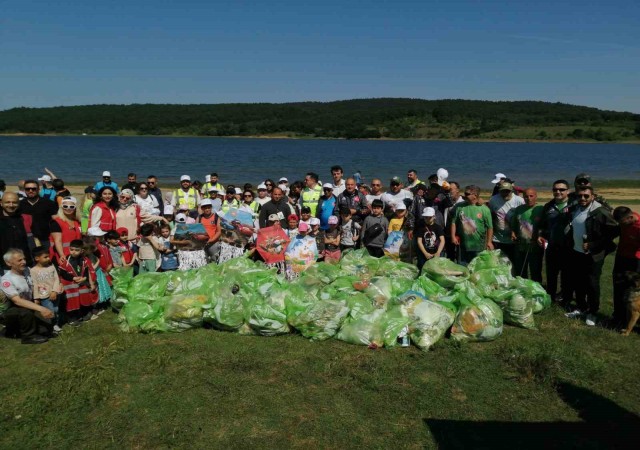 Ömerli Barajında yarım saatte 30 torba çöp toplandı