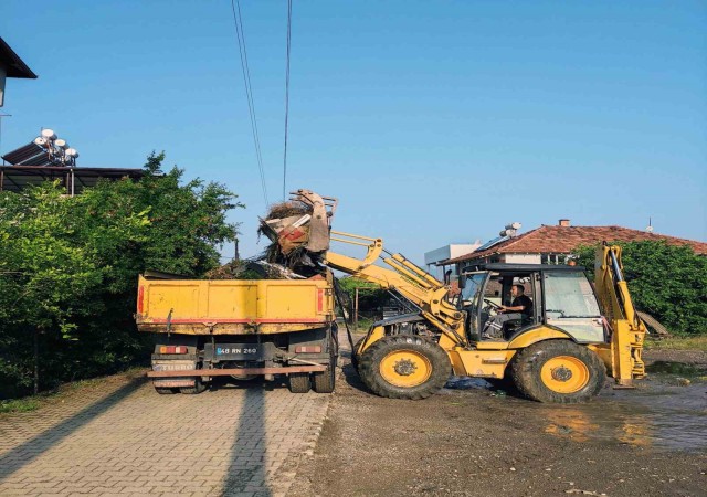 Ortacada yol kenarlarındaki büyüyen otlar temizleniyor