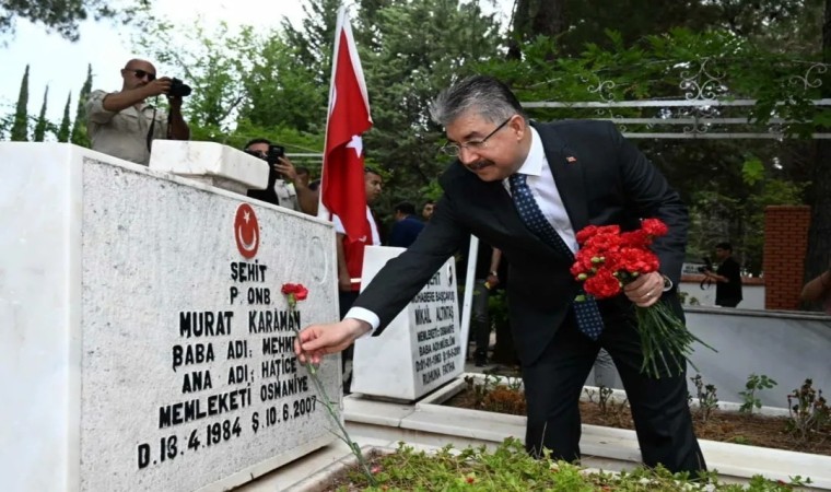 Osmaniyede şehitler ile depremde hayatını kaybedenlerin kabri ziyaret edildi