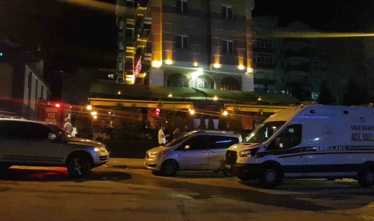 Otel mutfağındaki yangında 2 kişi dumandan etkilendi