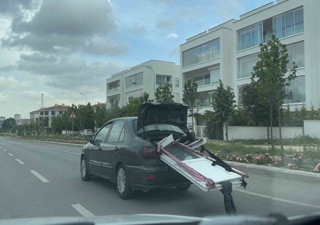 Otomobil bagajına yüklenen kapılar sürücüleri tedirgin etti