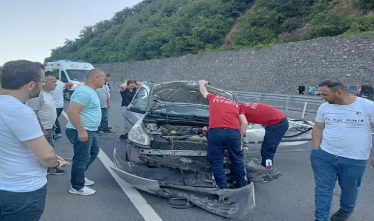 Otomobil bariyerlere çarptı; 1’i ağır 2 yaralı