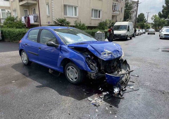 Otomobil ile hafif ticari araç çarpıştı: 2 yaralı